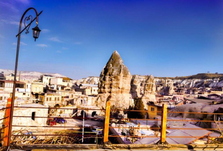קפדוקיה היא אתר תיירותי פופולרי בטורקיה, המפורסם בזכות נופו המדהים של גבעות סלעיות דמויות פטריות
